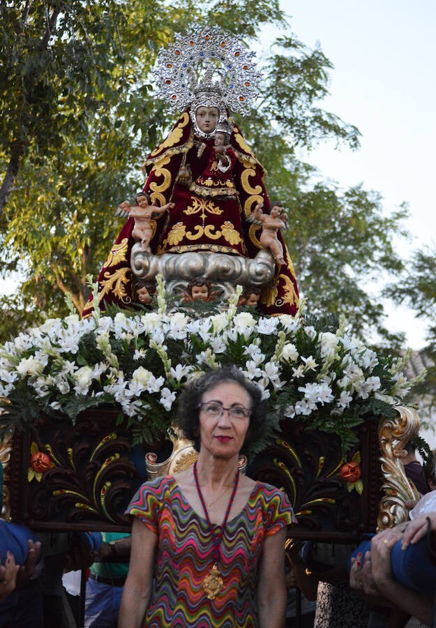 Ana María Calderón, ante la Virgen de Piedraescrita. 