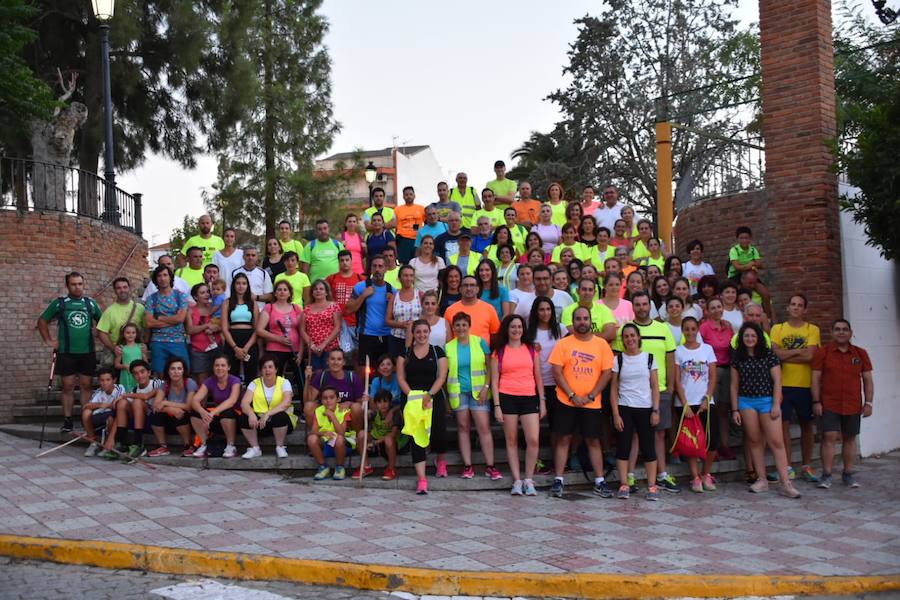 Unas 120 personas hacen la ruta senderista bajo la luna llena de agosto