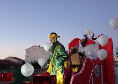 Imagen secundaria 1 - Niños y mayores disfrutan en la cabalgata de los Reyes Magos