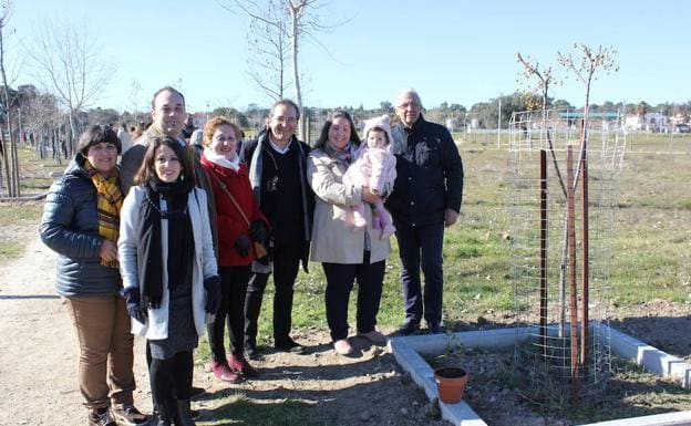 Adriana nació en marzo y desde hoy ya tiene un árbol con su nombre. 