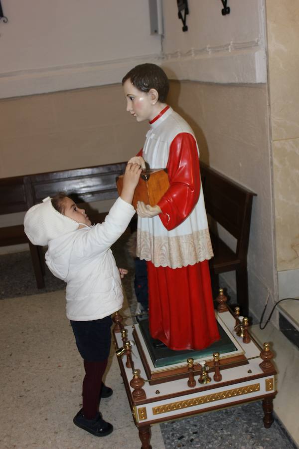 Imagen secundaria 2 - Los devotos han portado a las imágenes. La mitra de San Blas, inestable con el aire. José Antonio ha recibido muchas visitas y le han depositado donativos. 