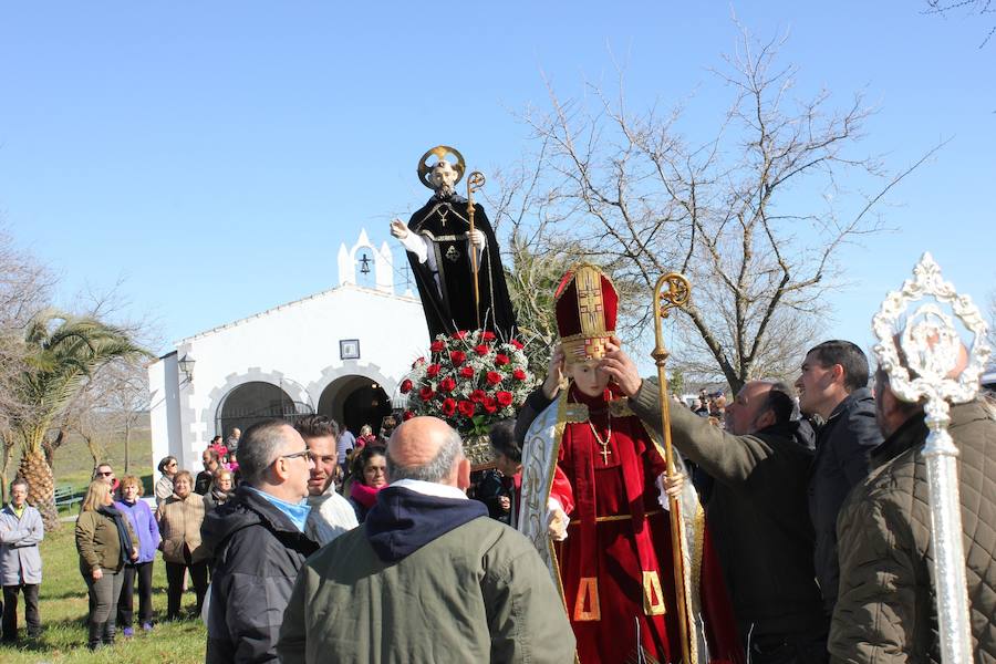Imagen secundaria 1 - Los devotos han portado a las imágenes. La mitra de San Blas, inestable con el aire. José Antonio ha recibido muchas visitas y le han depositado donativos. 