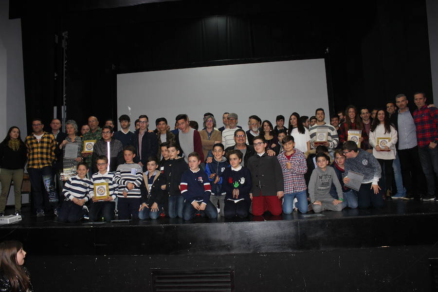 Premiados, organizadores y resto de candidatos en una foto de familia. 