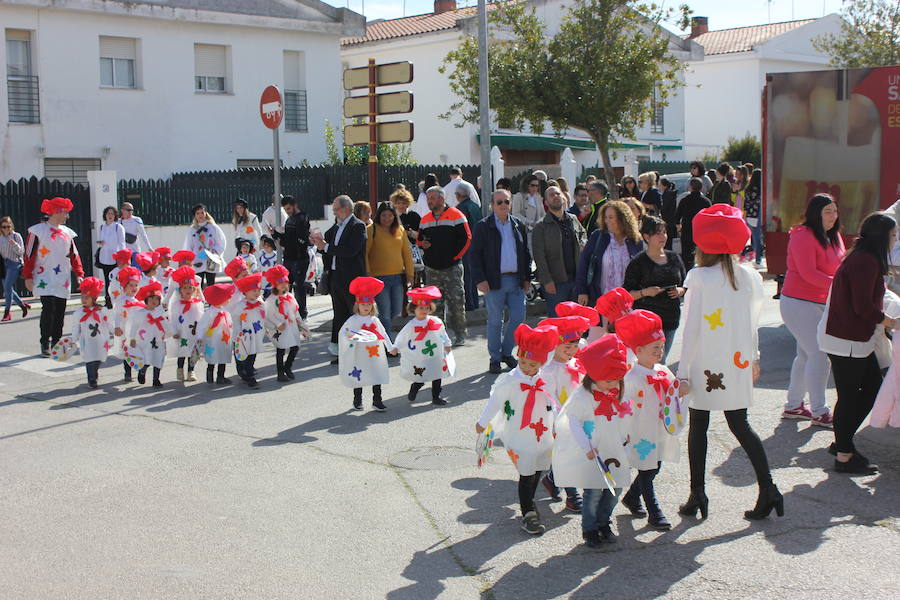 Imagen principal - El Carnaval escolar llena las calles de pintores y cuadros famosos y animales de la granja