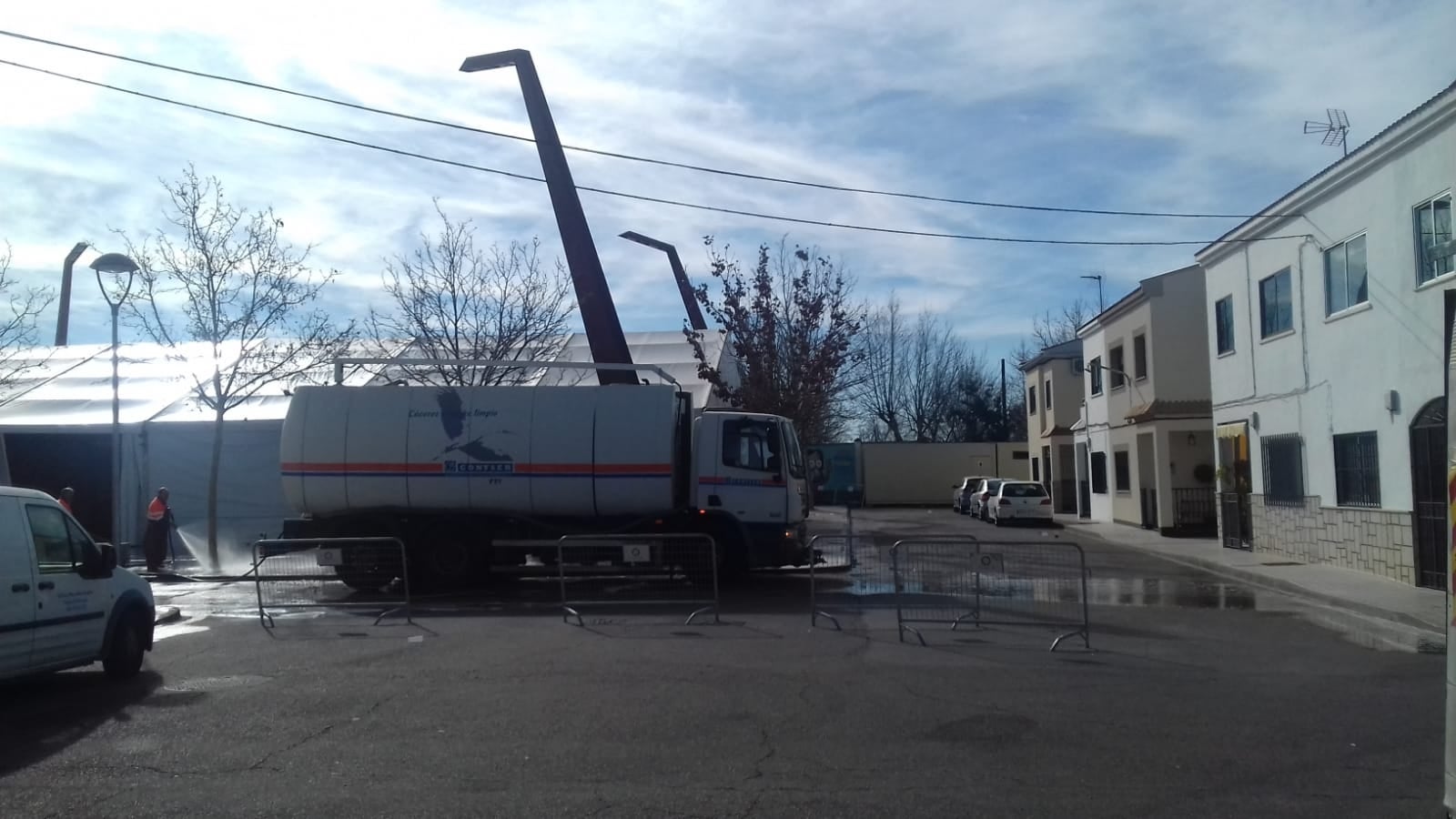 Conyser, esta mañana, realizando la limpieza general de la plaza de Sancho IV. L.C.G.