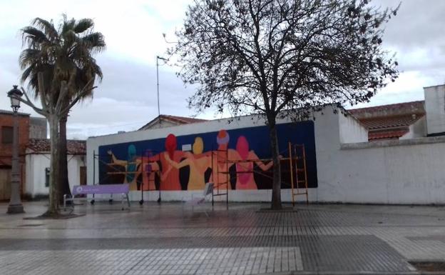 Un gran mural está siendo pintado por artistas de Diputación de Cáceres en el Rincón por la igualdad casareño. 