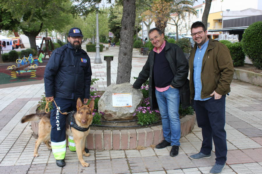 Placa de homenaje a los implicados en el rescate del niño fallecido en el pozo de Málaga. 