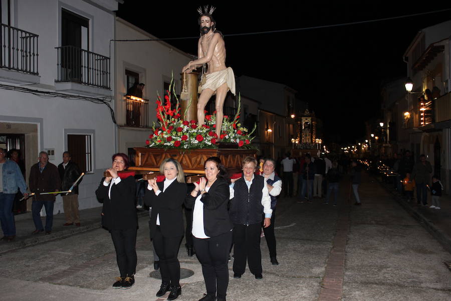 Imagen secundaria 1 - Los tres primeros pasos del desfile. La Columna volvió a ser cargada por mujeres.