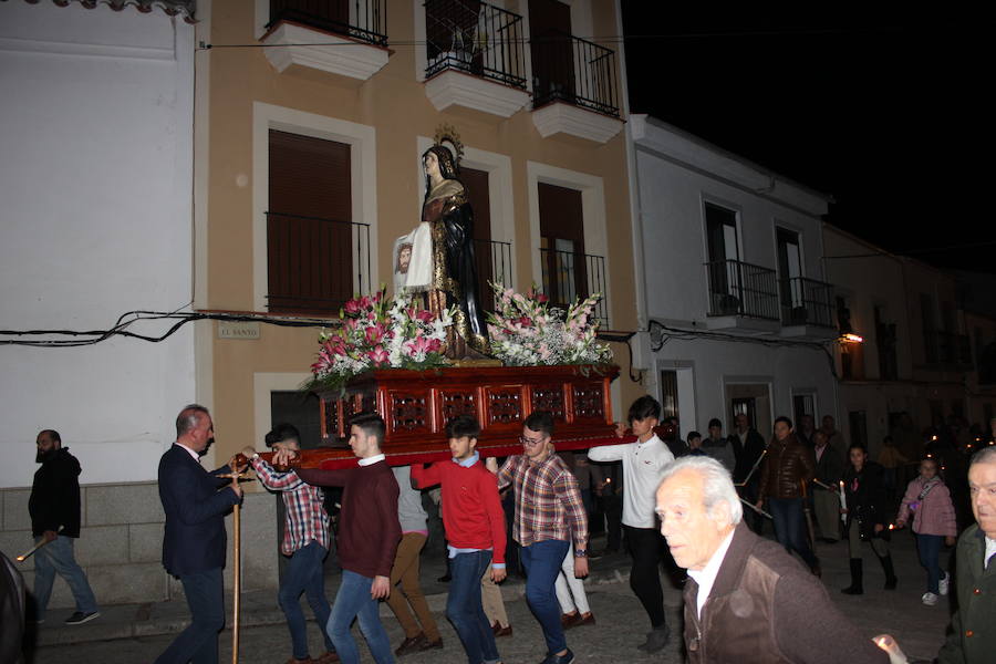 Imagen secundaria 1 - Los casareños arropan a las nueve imágenes del desfile de Jueves Santo