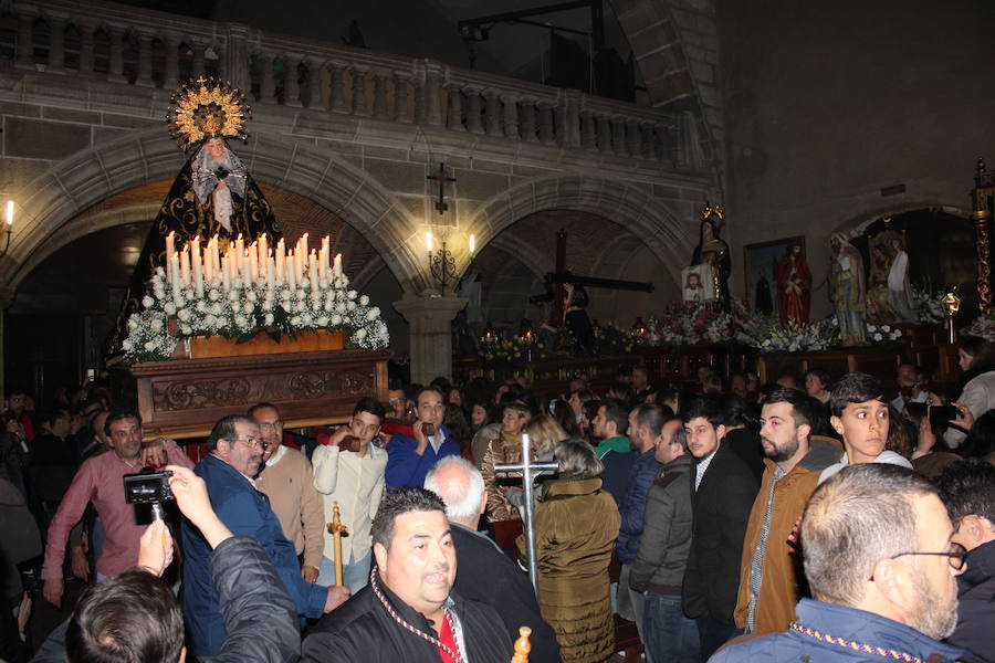 Imagen principal - La Piedad, el recibimiento de La Soledad en la parroquia, y la cofradía del Santísimo ante el Monumento.