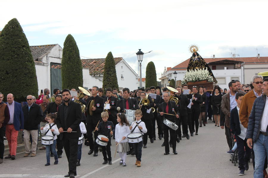 Imagen principal - La banda municipal de música acompañó a los asistentes. La cofradía de la Vera Cruz precedió a la Virgen.