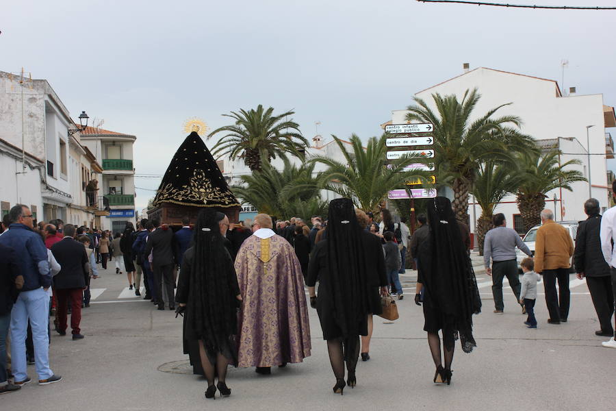 Imagen secundaria 2 - La banda municipal de música acompañó a los asistentes. La cofradía de la Vera Cruz precedió a la Virgen. 
