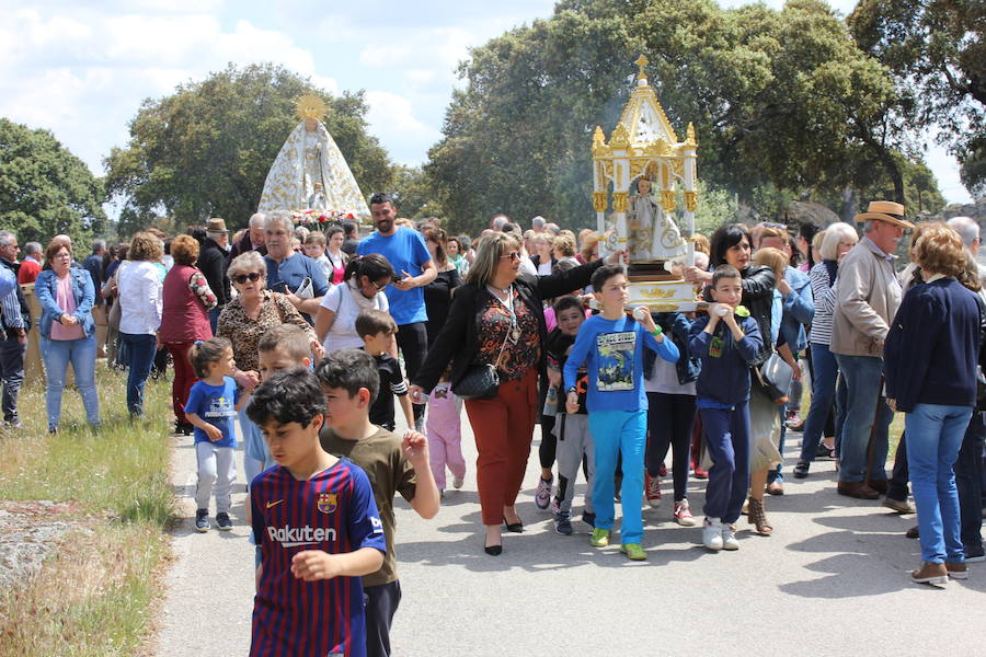 Centenares de casareños disfrutan de la romería en honor a su patrona