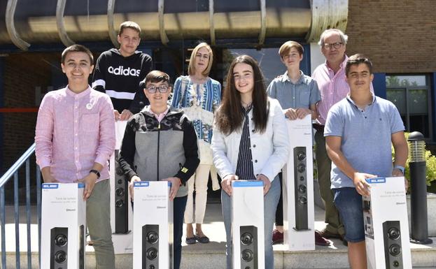 El grupo de periodistas de 'Casareños Callejeros' posan con su profesor y el premio obtenido delante del Diario HOY 