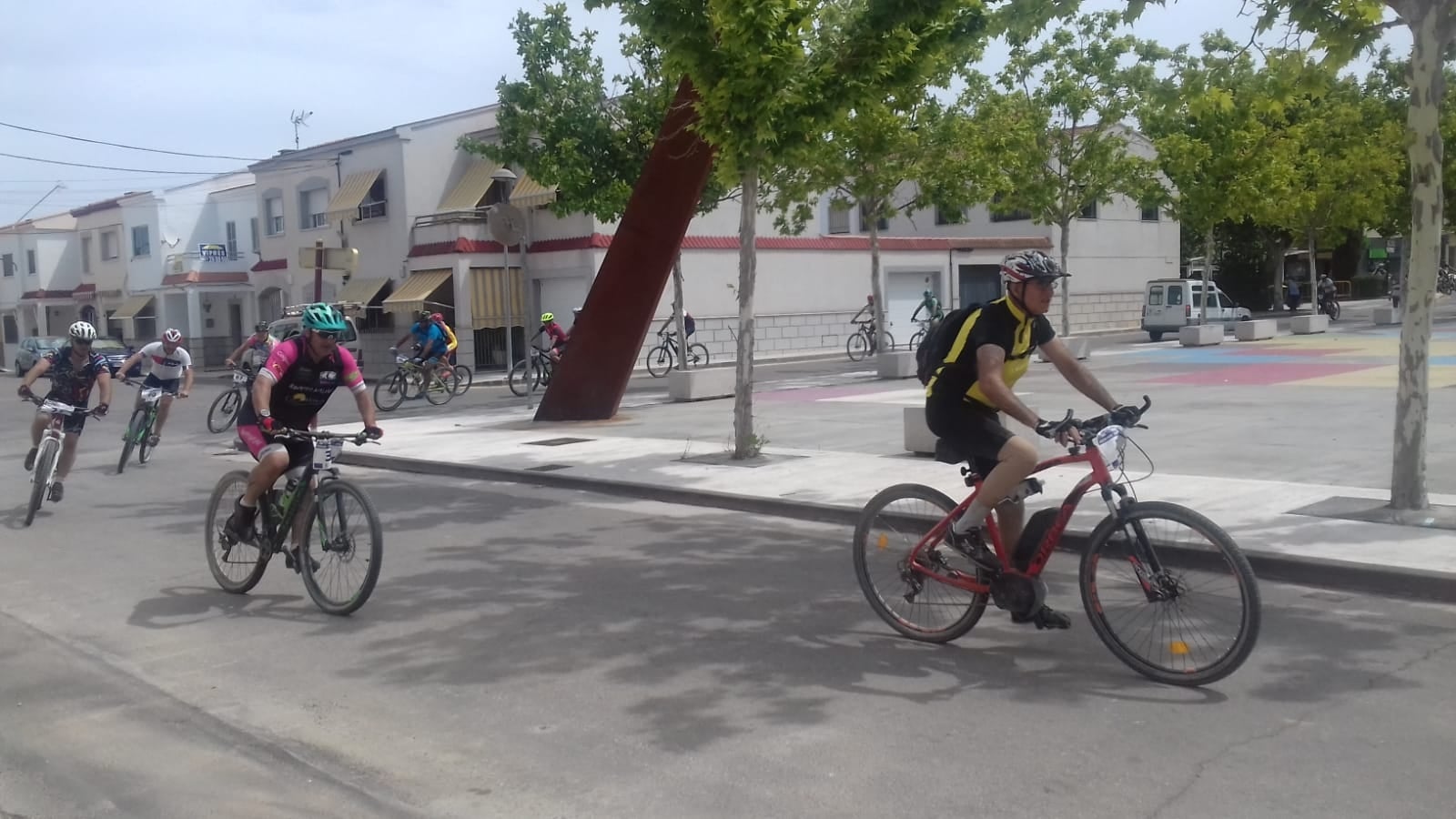 Algunos de los participantes al regreso a la localidad, antes de llegar a la meta. 