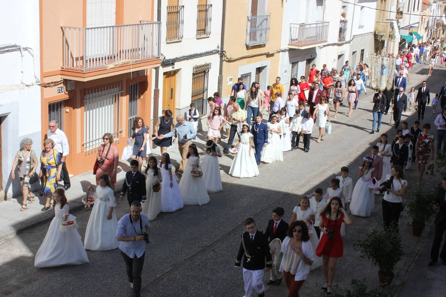 Imagen secundaria 1 - Las calles vuelven a engalanarse para la festividad del Corpus Christi