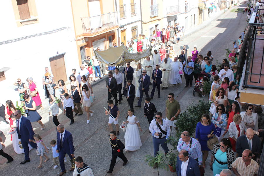 Imagen principal - Las calles vuelven a engalanarse para la festividad del Corpus Christi
