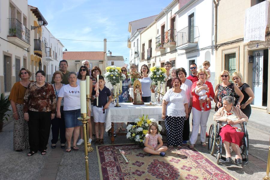 Algunos vecinos, de distintas edades de la calle El Santo, que hoy han organizado el altar. 