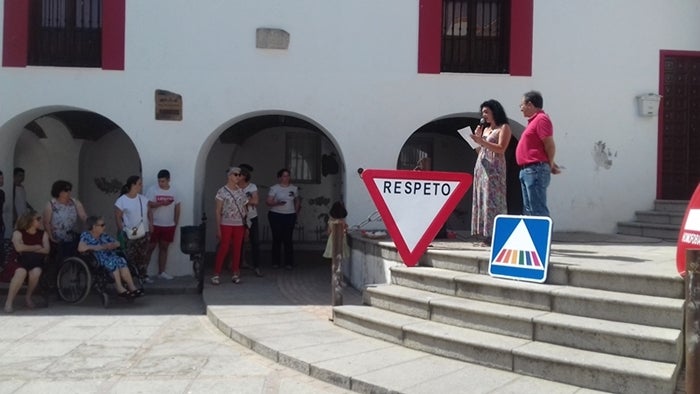 Lectura del manifiesto de esta mañana en la plaza del Ayuntamiento junto a algunas señales. 