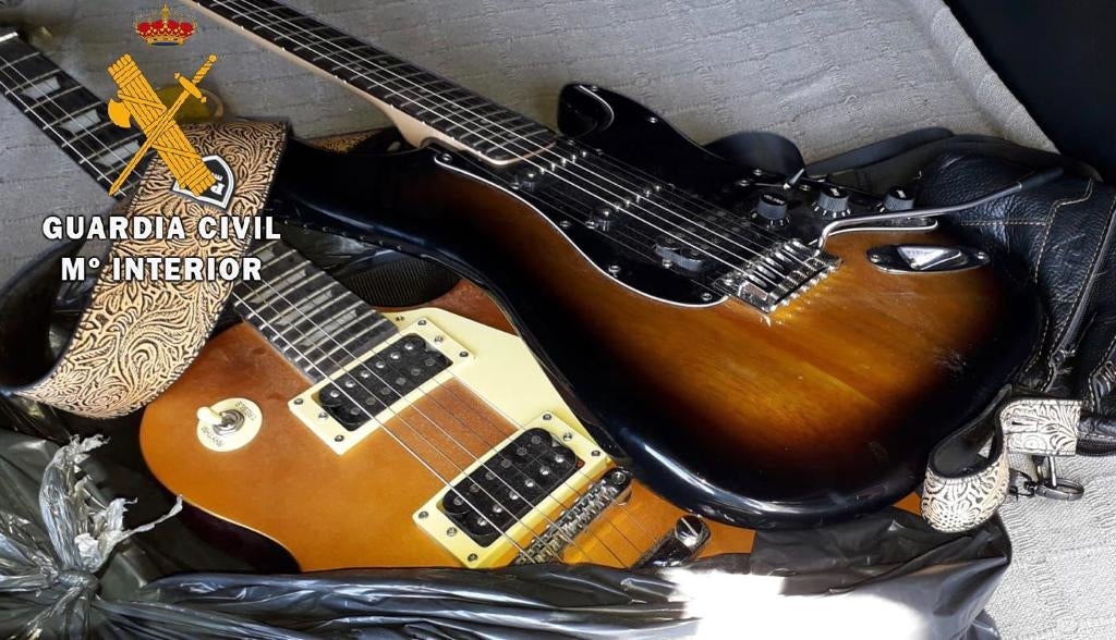 Algunas de las guitarras localizadas por la Guardia Civil. 