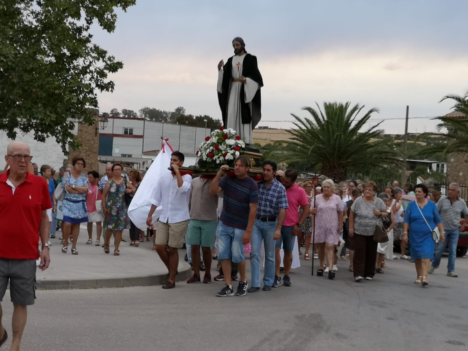 Momento en el que el Santiago peregrino inicia su defile desde la ermita. 