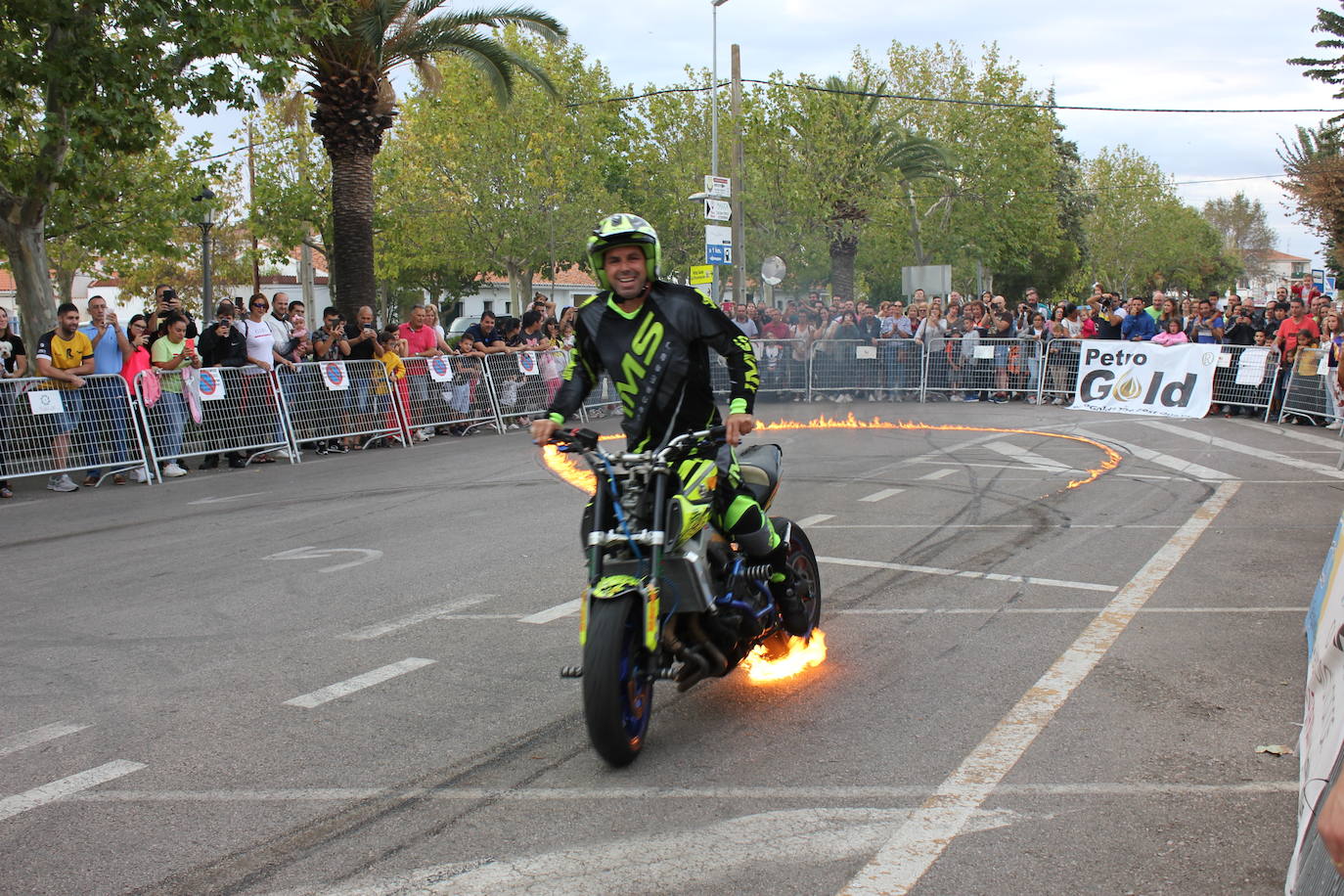 El piloto portugués durante uno de sus juegos con fuego, ayer, en el Paseo de Extremadura. 