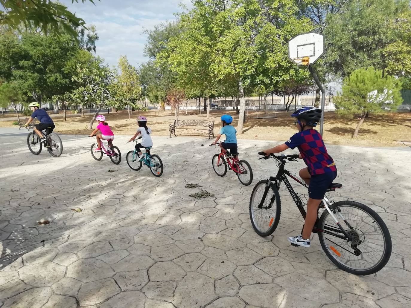 Niños que participaron ayer en el taller sobre conducir y manejar la bicicleta. 