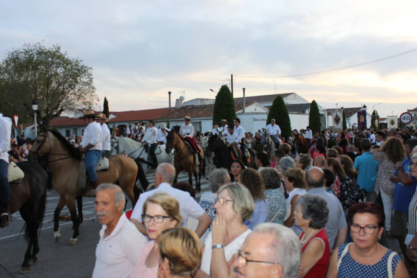 Imagen secundaria 1 - Multitudinario recibimiento a la Virgen del Prado