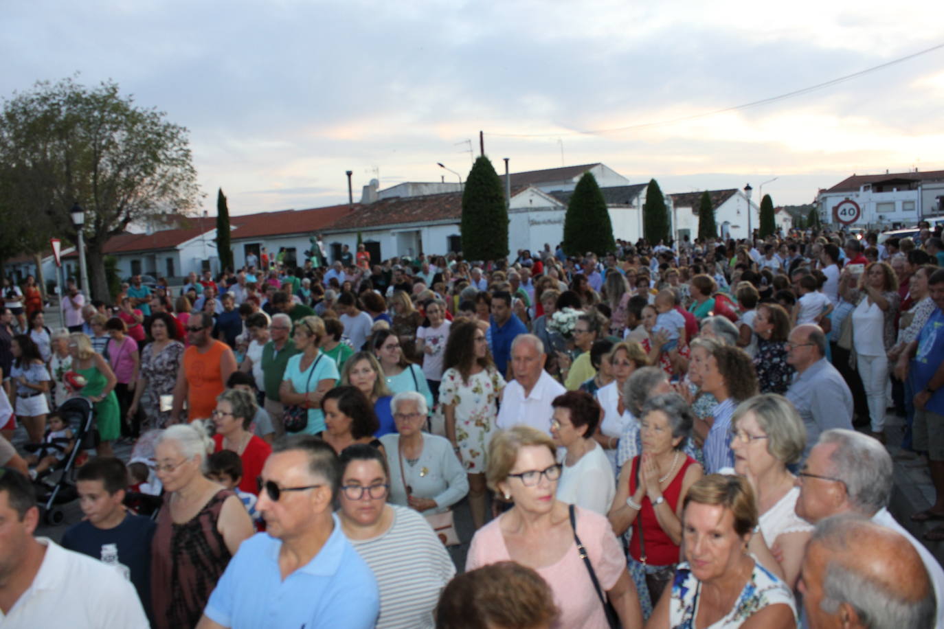 Imagen principal - Multitudinario recibimiento a la Virgen del Prado