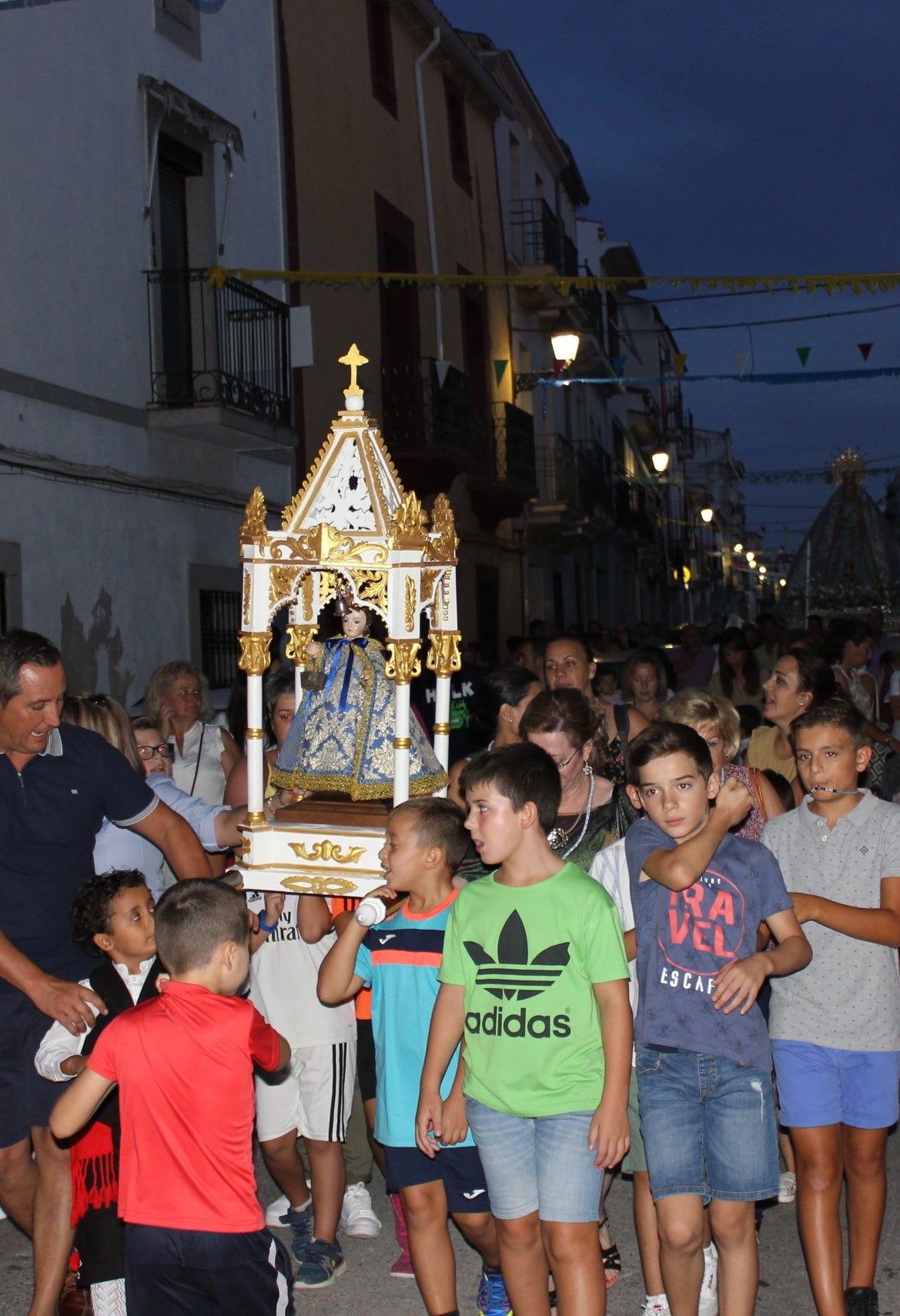 Imagen secundaria 2 - Multitudinario recibimiento a la Virgen del Prado
