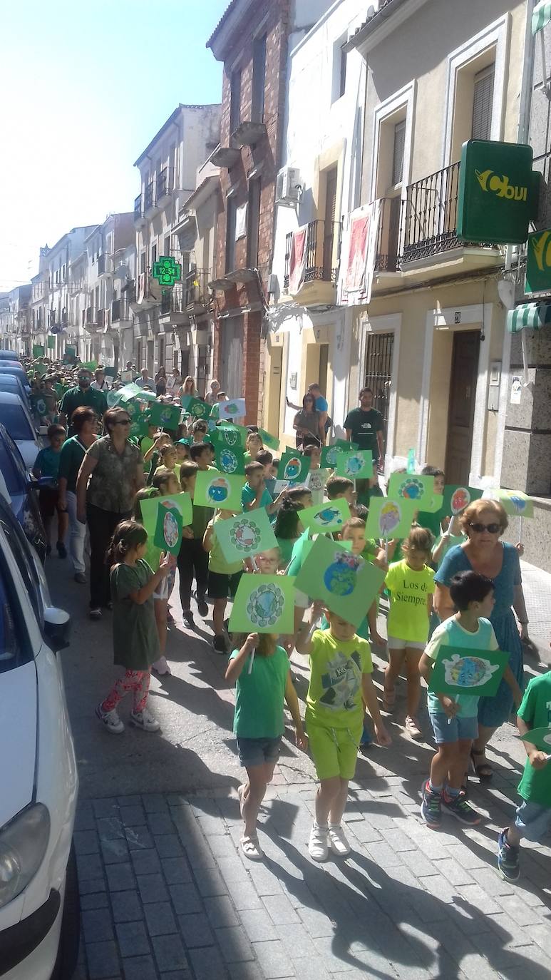 Los alumnos y maestros se hicieron notar ayer, a mediodía, en varias calles. 