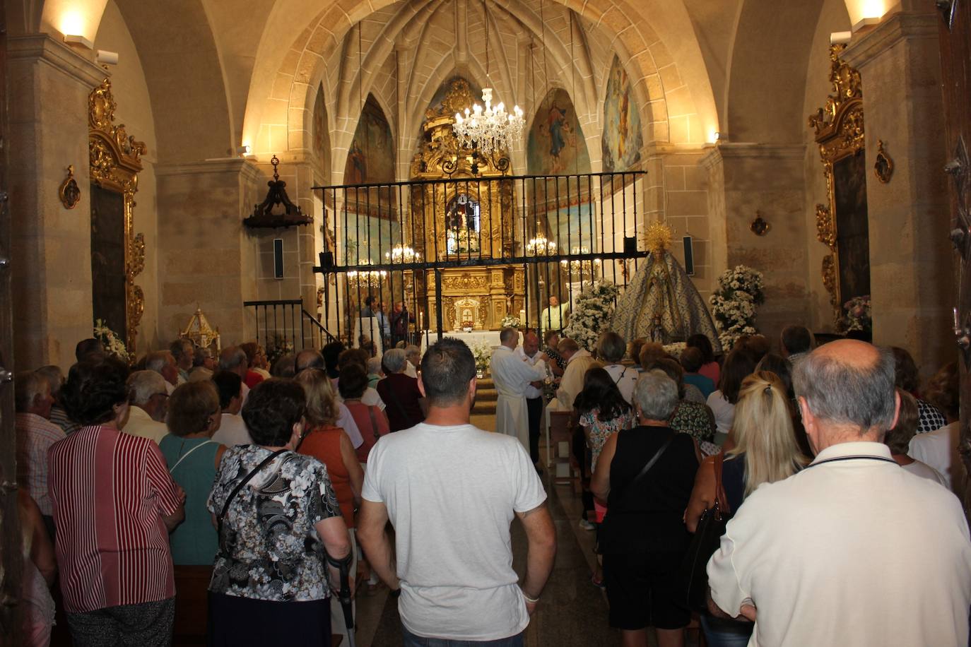 Numerosos fieles asisten a la celebración religiosa en la ermita, ayer, en el día de romería. 