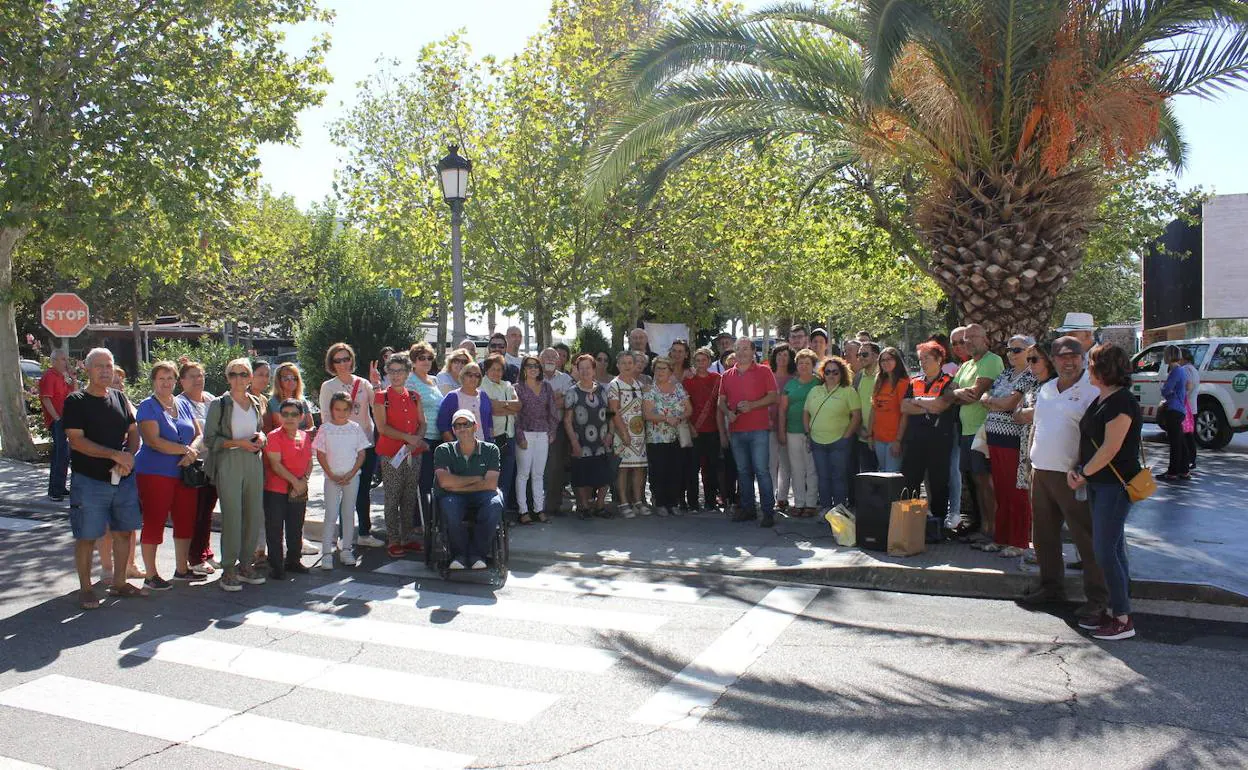 Representantes de los distintos colectivos reunidos ayer en el Paseo de Extremadura