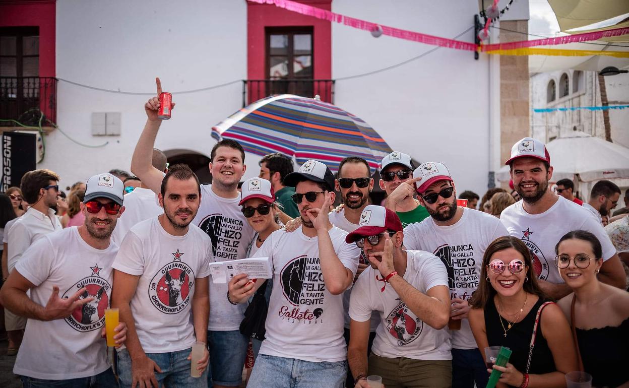 El grupo de amigos que formó un colectivo cultural tras la compra de un gallo. 