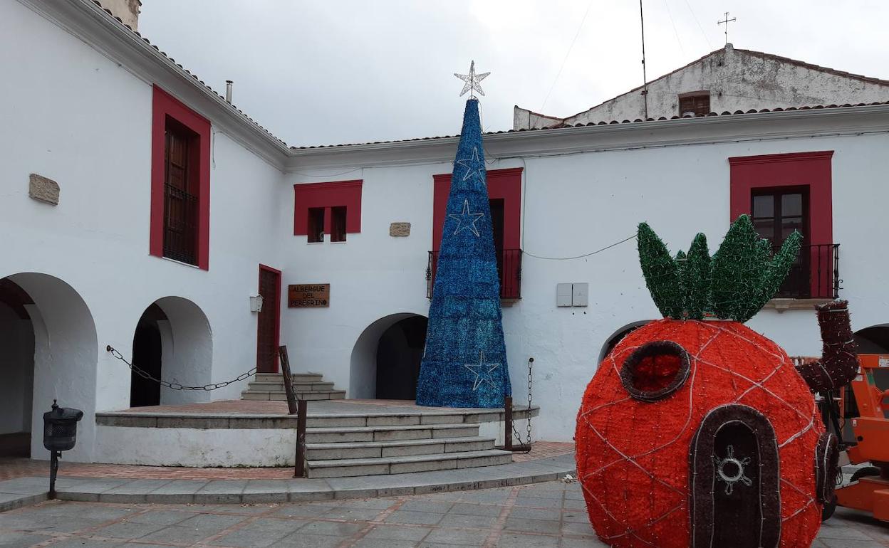 Una gran piña y un árbol se iluminarán mañana, cada noche, hasta después de Reyes. 