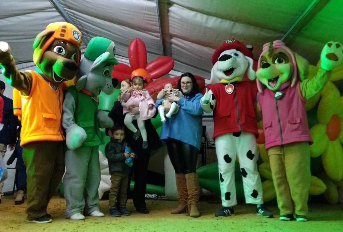 Mario junto a su madre en la gala benéfica organizada en Valle de la Serena el pasado 6 de diciembre. CEDIDA