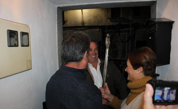 El mayordomo saliente traspasó la vara de mando a sus sucesores. 