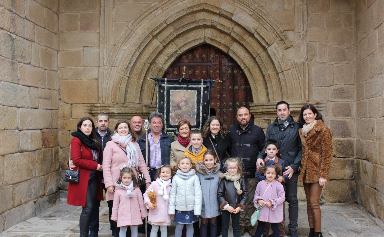 Los nuevos mayordomos y diputados, junto a sus hijos, hoy en la primera Misa de Número. ALBERTO CARRETERO