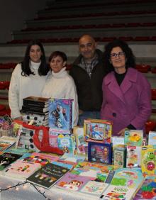 Imagen secundaria 2 - Hubo sorteo de regalos, y puestos de artesanía y restauración de Gema Salas y Gema Vivas. Papelería Gepetto participó por primera vez. 