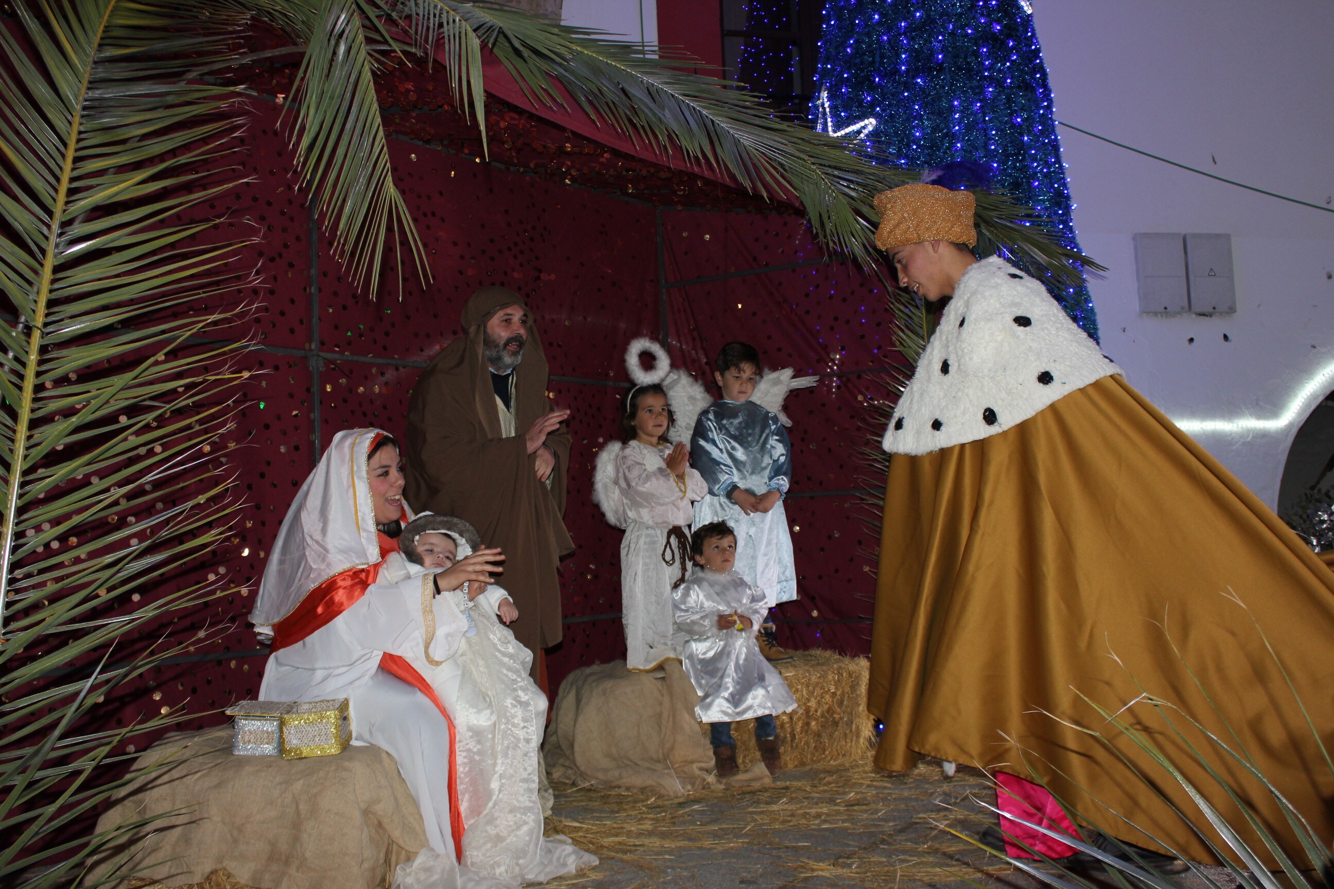 Imagen secundaria 1 - Los Reyes Magos llenan de ilusión las calles de Casar de Cáceres