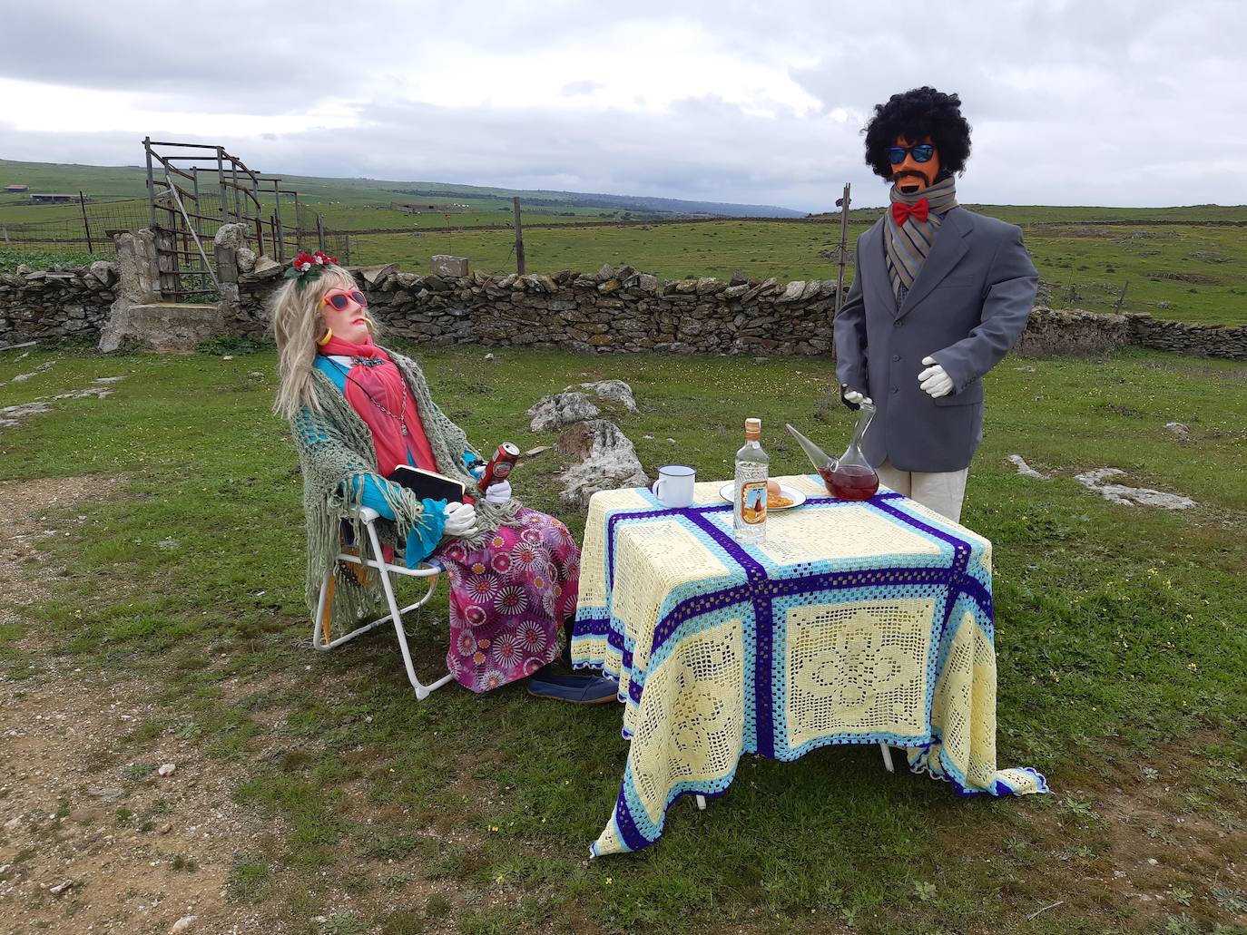 Imagen secundaria 1 - La puja de los patronos, los bujacos a mitad de camino y San Blas que lucía una capa de color gris en esta jornada. L.C.G.
