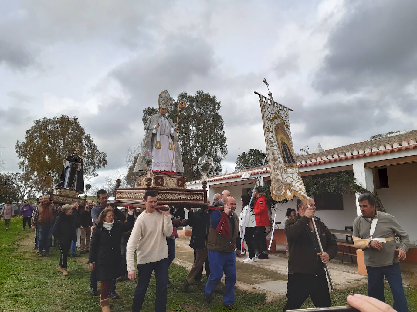 San Blas vive su romería con mejor tiempo y arropado por más casareños