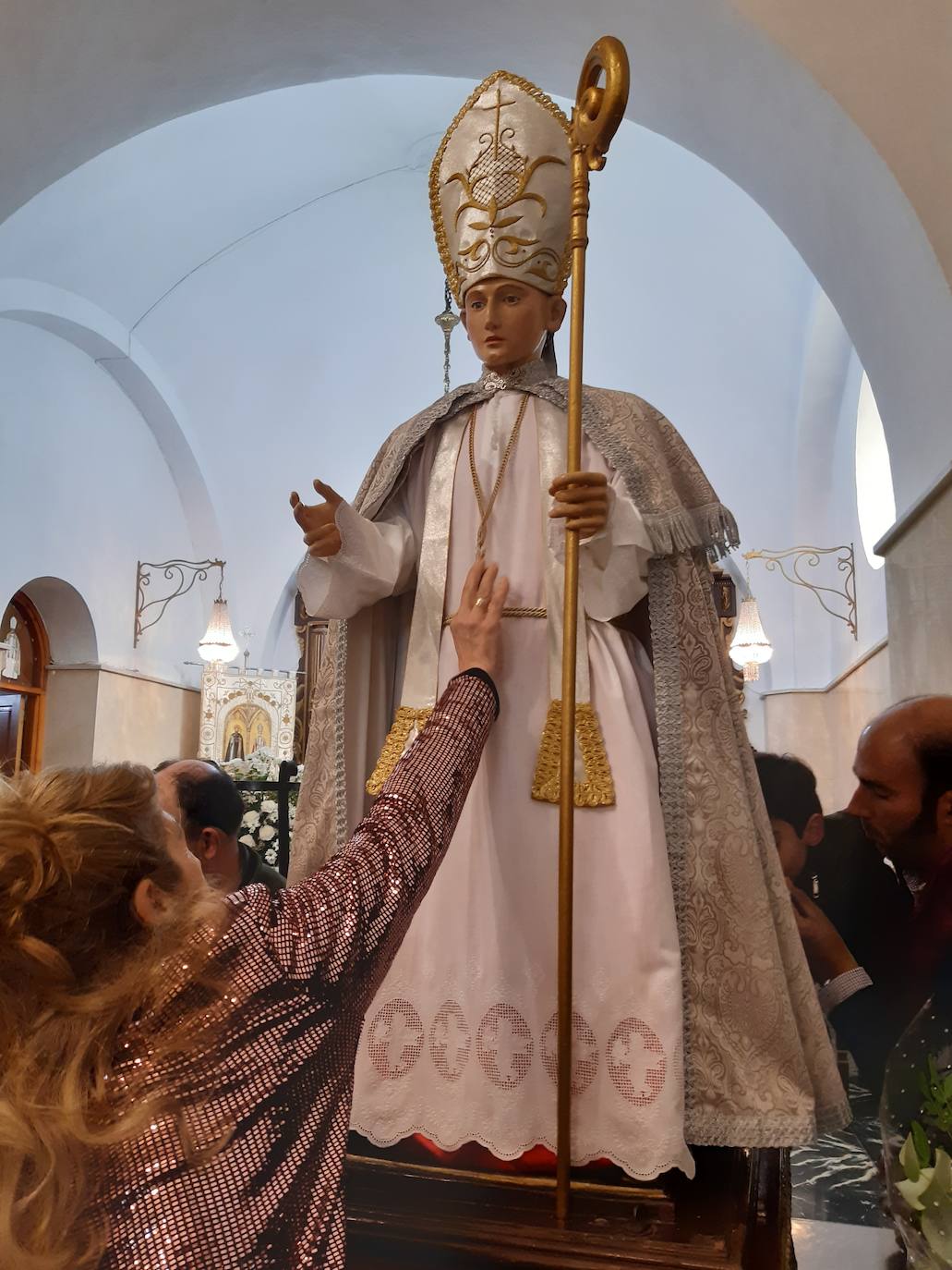 Imagen secundaria 2 - La puja de los patronos, los bujacos a mitad de camino y San Blas que lucía una capa de color gris en esta jornada. L.C.G.