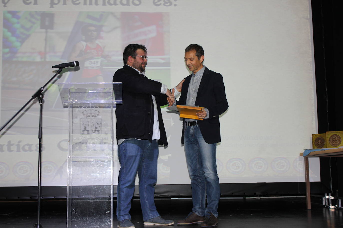 Imagen secundaria 1 - El equipo juvenil de la E.D.Casareña, Matías Cantero junto al concejal de Deportes, y Sara Macías, anoche. 