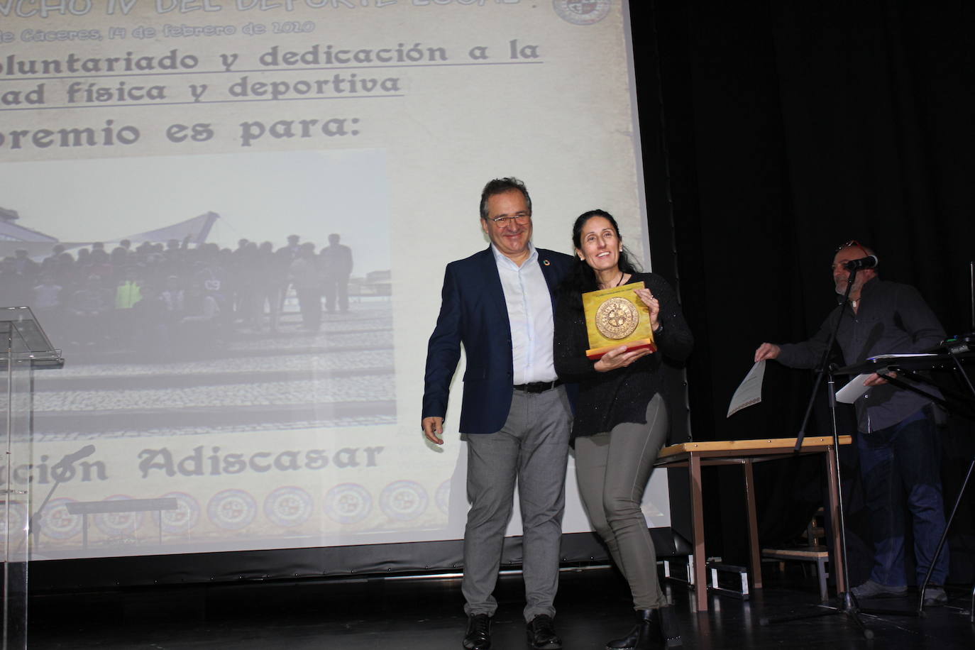 El alcalde entregó el premio a la presidenta de Adiscasar, Ángela Barra. 
