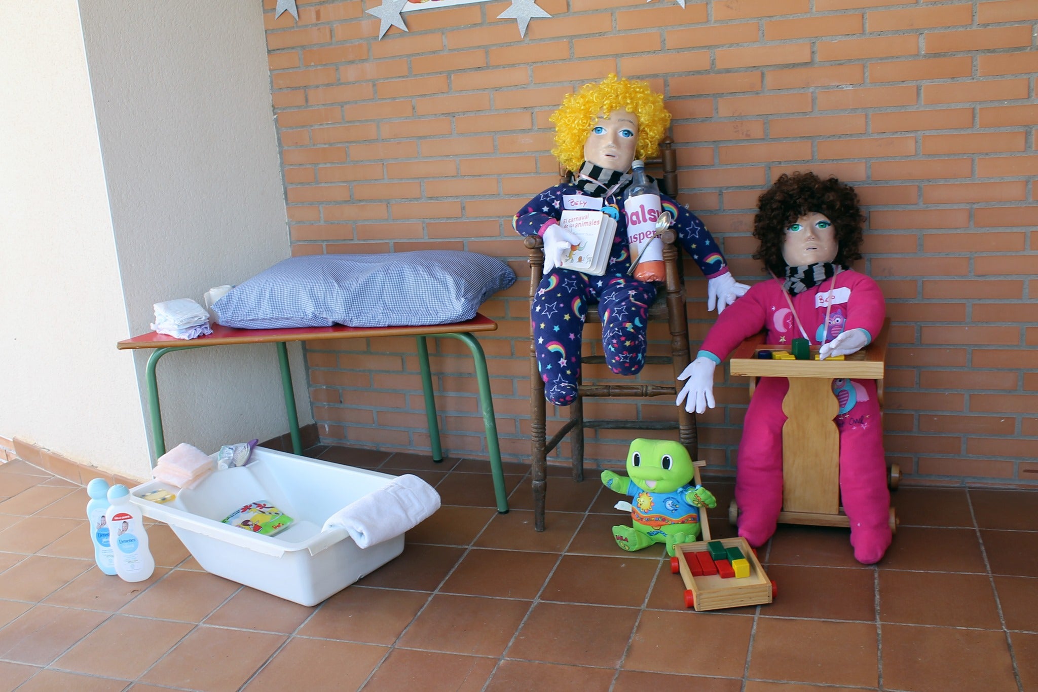 Imagen secundaria 1 - Prado la cartera, niños de la escuela infantil Zarapico y un abuelo paseando a su nieta. UUPP