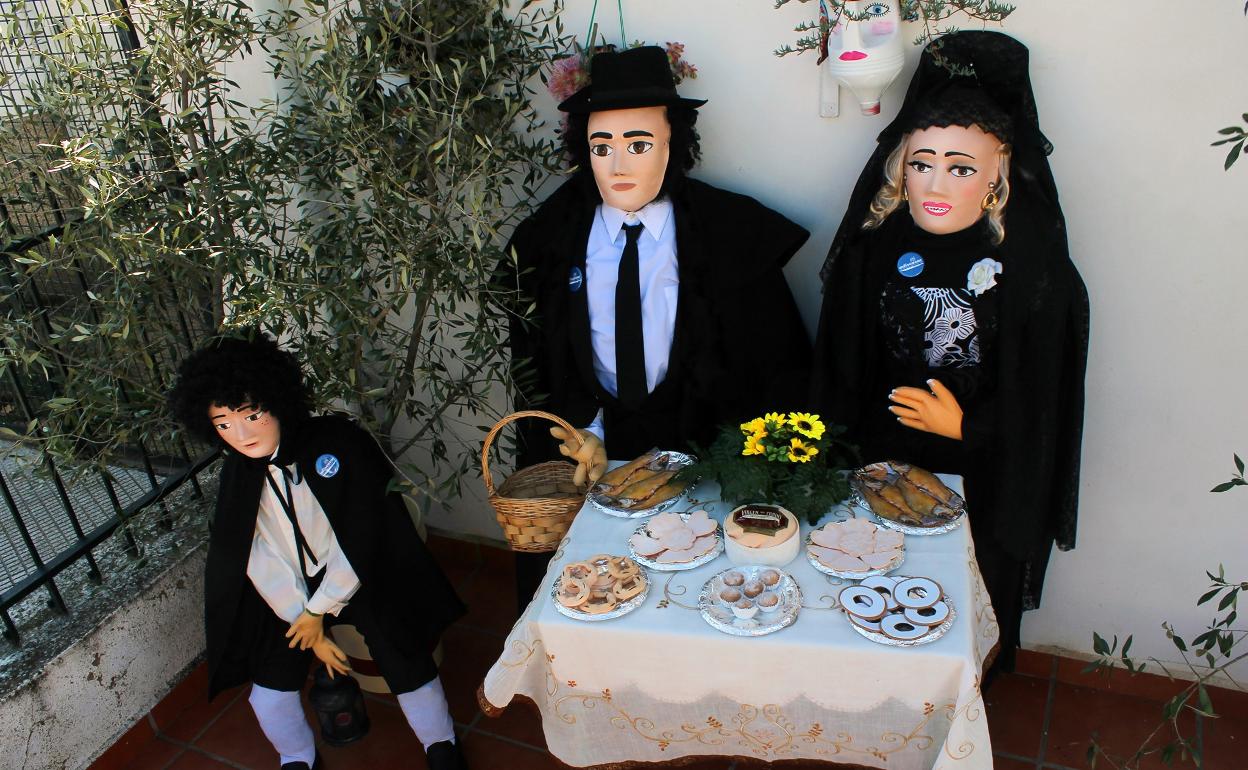 Los bujacos casareños, muñecos que sin hablar lo dicen todo