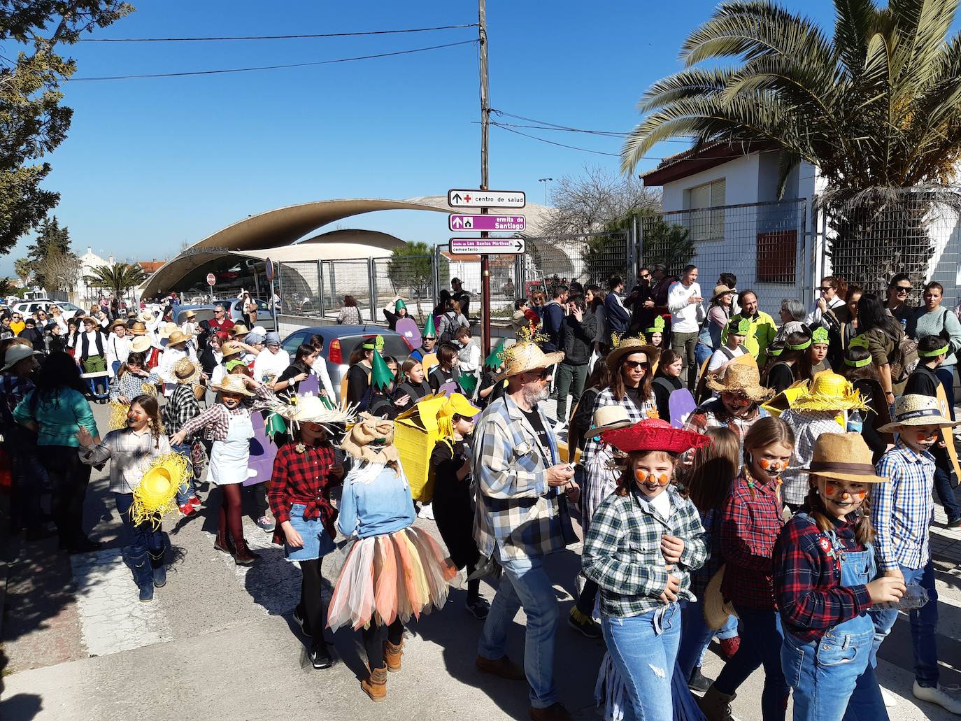 Imagen principal - Multitudinario desfile de Carnaval de los alumnos casareños