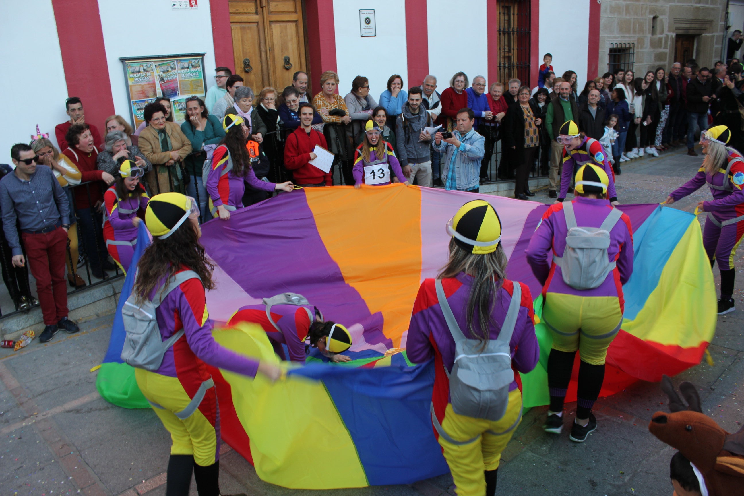 Imagen secundaria 1 - Los juveniles de Galaxy XIII, el grupo de paracaidistas y la pareja ganadora 'Las reinas de la golosina'. 