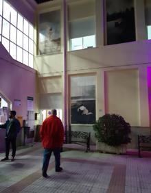 Imagen secundaria 2 - Una exposición fusiona fotografías y esculturas realizadas por mujeres casareñas